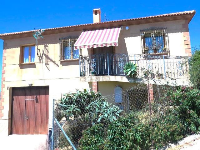 Situado cerca del pueblo de Albondon, este gran cortijo mode. 290m² Albondón