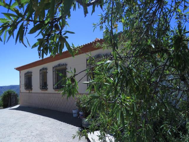 Situado cerca del pueblo de Albondon, este gran cortijo mode. 290m² Albondón