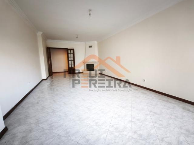 Situado em Mem Martins, apartamento T2, com varanda e parqueamento