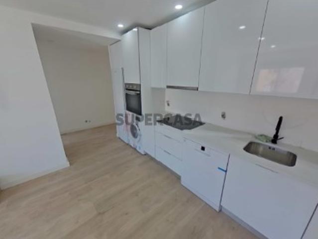 Situado em Odivelas, apartamento T2+1, remodelado