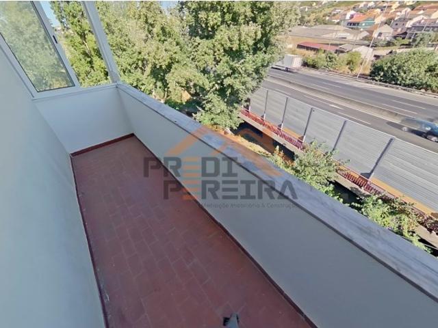 Situado em Odivelas, T1+1 com varanda, remodelado