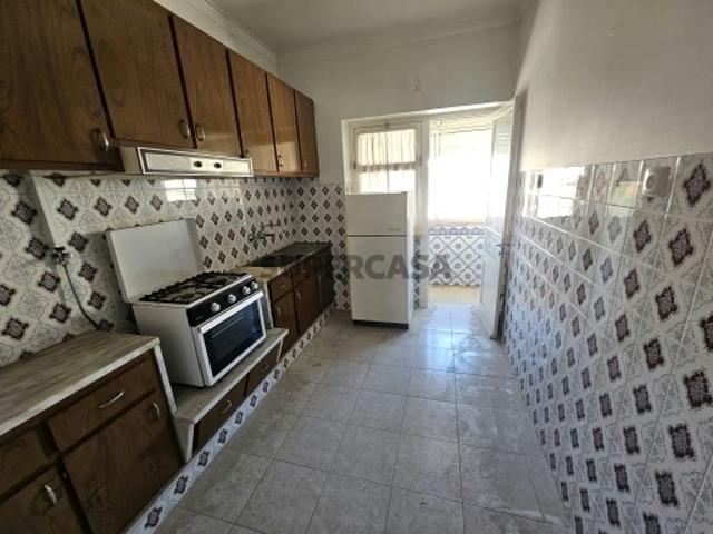 Situado em Almada, apartamento T1, com vista rio