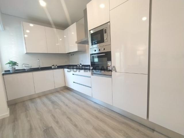 Situado em Benfica, apartamento T3 com varanda, totalmente remodelado