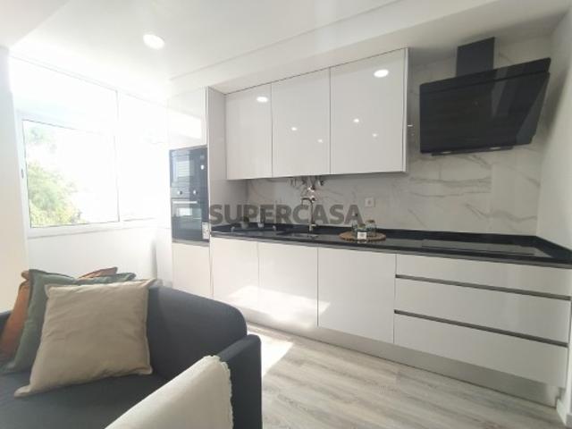 Situado em Benfica, apartamento T3 em processo de remodelação