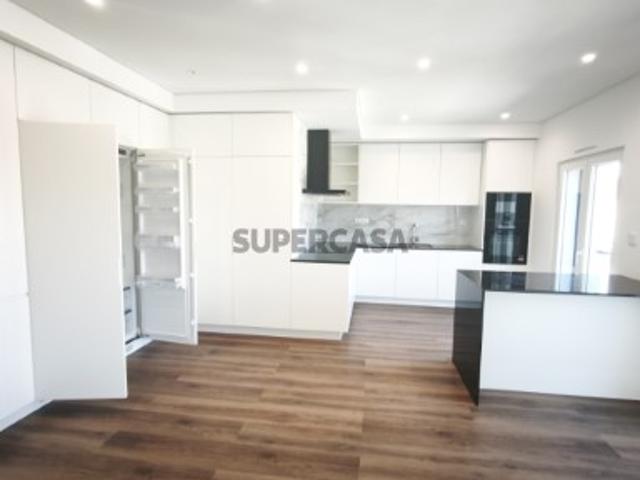 Situado em Caneças, apartamento T4 com duas suites, uma box e um parqueamento