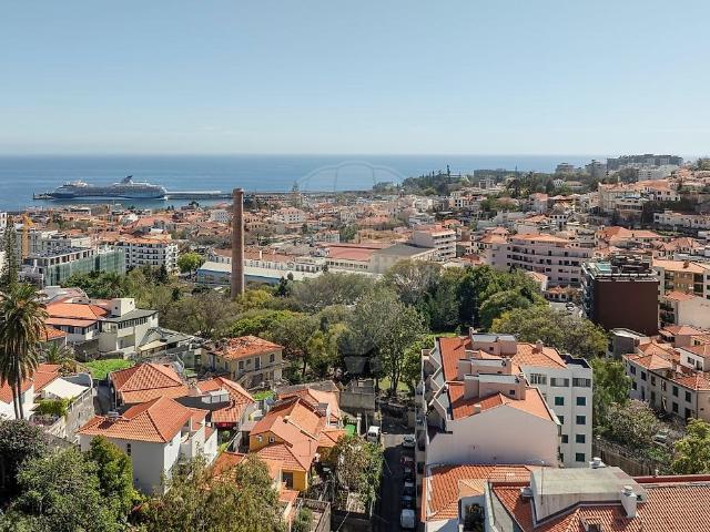 Situado em pleno centro da cidade do Funchal, a poucos passo. 93m² Imaculado Coração De Maria