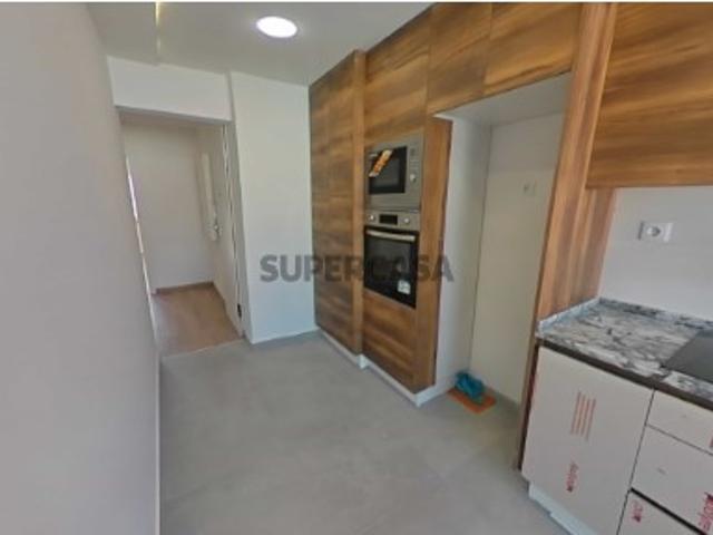 Situado em Santo António dos Cavaleiros, Torres da Bela Vista, T3 totalmente remodelado
