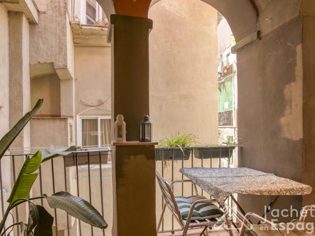 Situado en la calle Ferlandina, muy cerca del metro Universi. 49m² Barcelona
