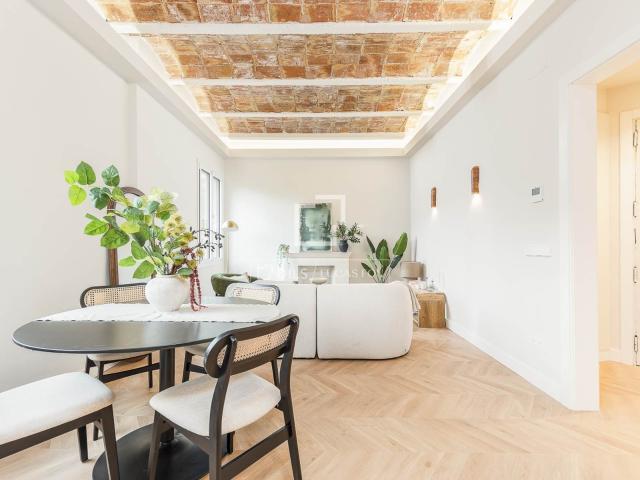 Situado en la prestigiosa zona de la Plaza de Oro del Eixamp. 97m² Barcelona