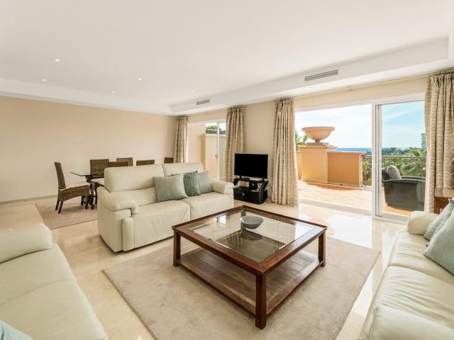 Situado en una de las urbanizaciones más prestigiosas de Río. 279m² Marbella