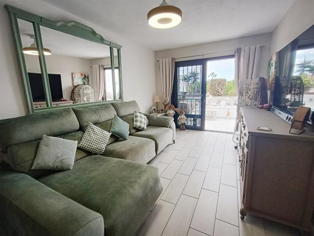 Situado en una fabulosa comunidad, este encantador y espacio. 68m² Golf Del Sur