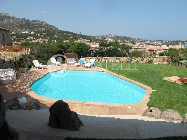 Situata a pochi passi da Porto Cervo, dal porto vecchio e da. 310m² Arzachena