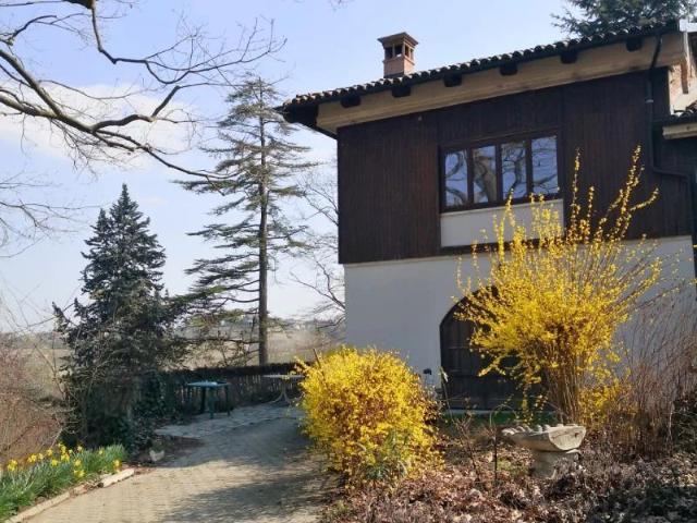 Situata in posizione panoramica casa con ampio giardino e ol. 342m² San Damiano d'Asti