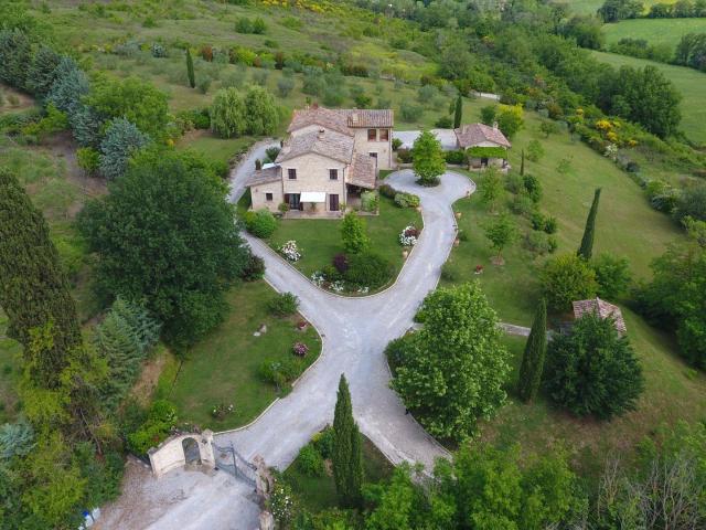 Situata in zona residenziale, nelle vicinanze del centro sto. 600m² Perugia