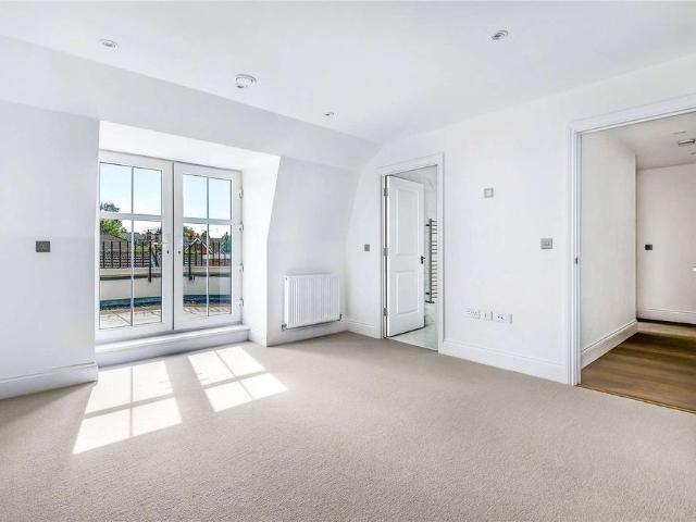 Situated in an impressive building, this exceptionally stylish apartment has been finished to a very high specification throughout