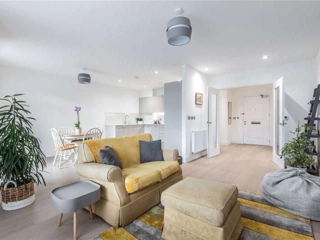 Situated in an impressive building, this exceptionally stylish apartment has been finished to a very high specification throughout