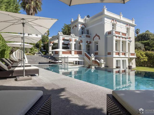 Situated on the highly sought after western side of the Cap. 354m² Cap d'antibes