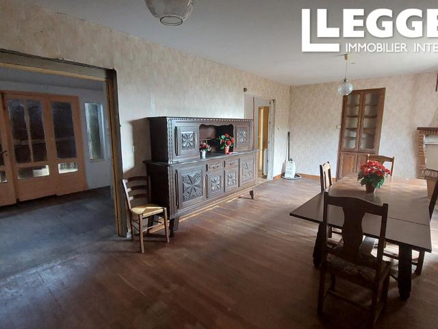 Situation calme avec vues pour cette maison à Rénover, avec Hangar et 2300m² de terrain