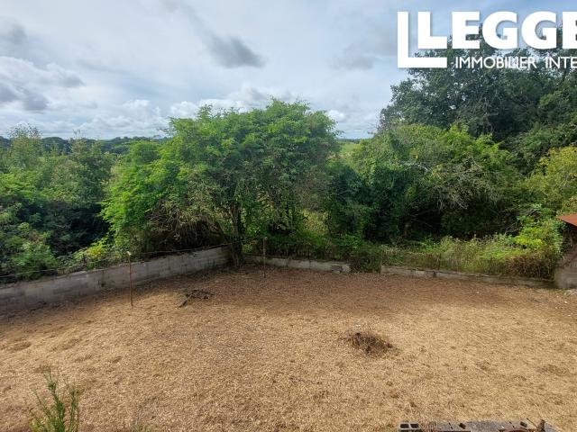 Situation calme avec vues pour cette maison à Rénover, avec Hangar et 3,5 hectares de terrain et forêt