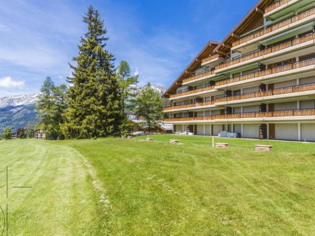 Situation exceptionnelle pour ce 4.5 pièces au bord du golf
