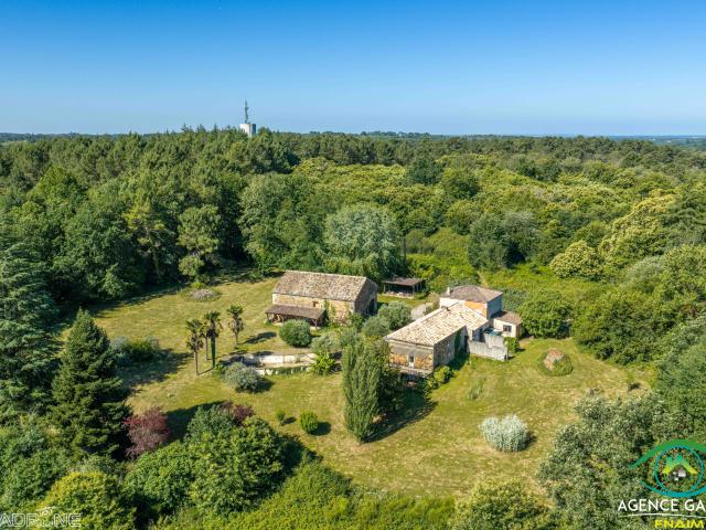 Situation exceptionnelle pour cette propriété entre MONPAZIER ET BLANQUEFORT SUR BRIOLANCE, vue dominante