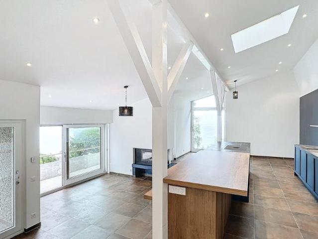 Situation unique Magnifique villa rénovée avec jardin et vue lac
