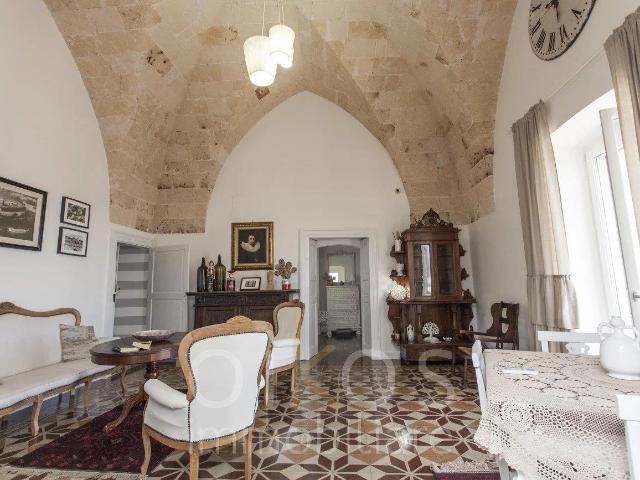 Ampio appartamento ristrutturato con terrazze panoramiche ne. 200m² Oria