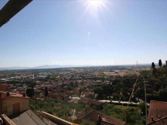 Situato nel cuore del centro storico di Sinalunga, questo af. 362m² Sinalunga