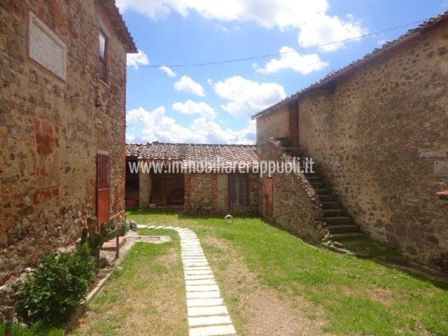 Situato nel cuore della Toscana, a soli 4 km da Rapolano Ter. 2150m² Rapolano Terme