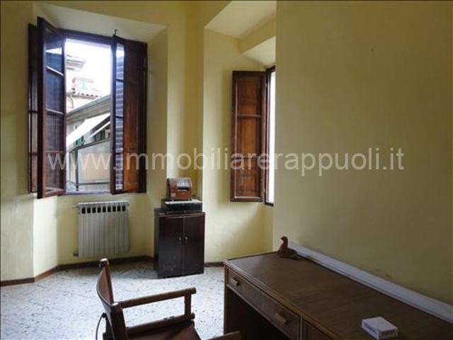 Situato nel cuore di Sinalunga, questo straordinario palazzo. 612m² Sinalunga