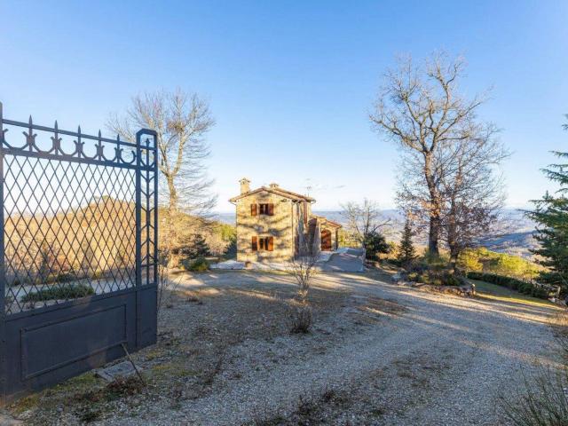 Situato nella splendida campagna toscana, questo casale in v. 130m² Cetona