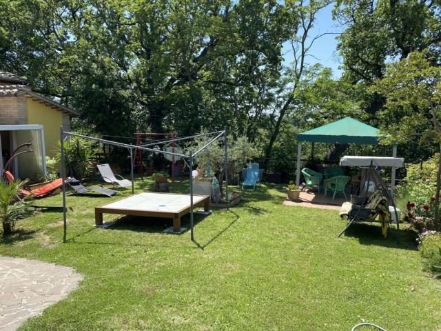 Situato nelle vicinanze di Amelia, in campagna, in una delle. 220m² Amelia