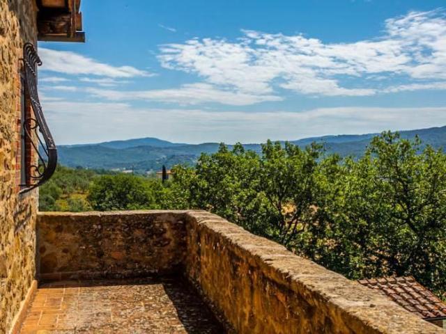 Situato in posizione collinare, questo splendido casale in p. 220m² Bucine