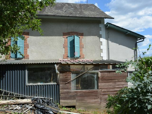 Situé au cœur de la vallée de la Vézère, un charmant village corrézien