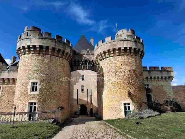 Situé au cœur de 15,5 hectares de terres somptueuses, cette majestueuse propriété du XVe siècle, entièrement rénovée, combine histoire, élégance et fonctionnalité