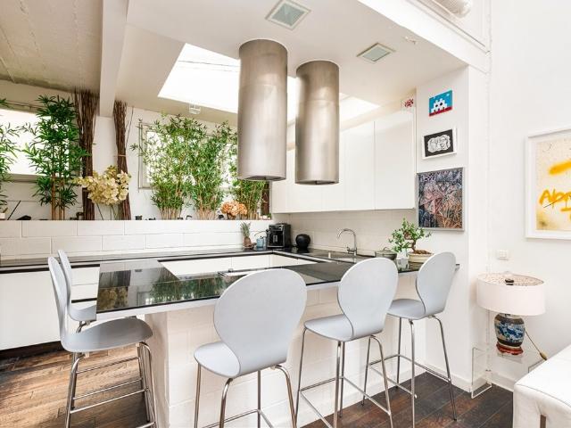 Situé au calme d'une rue discrète, ce triplex de 323,2 m2 3. 323m² Paris 18Ème