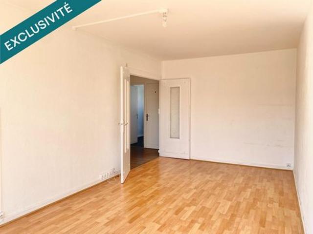 Situé au CENTRE de Vénissieux 69200, cet appartement bénéficie d'un emplacement stratégique offrant un cadre de vie pratique et dynamique. Proche des commerces, des écoles et des transports en commun, ce quartier présente un excellent com.