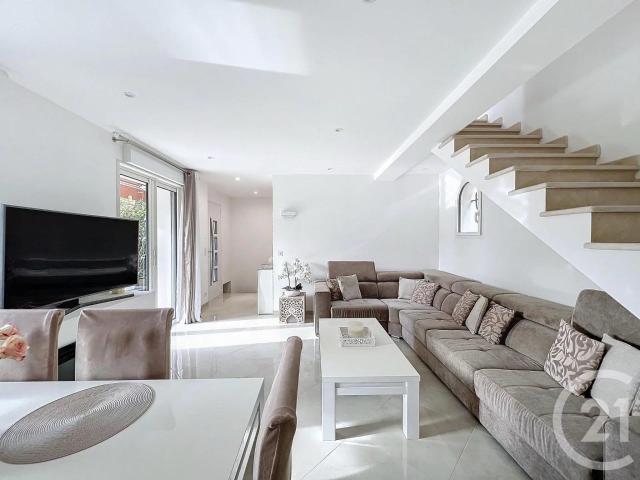 Situé dans un environnement au calme, à quelques minutes à p. 113m² Cannes
