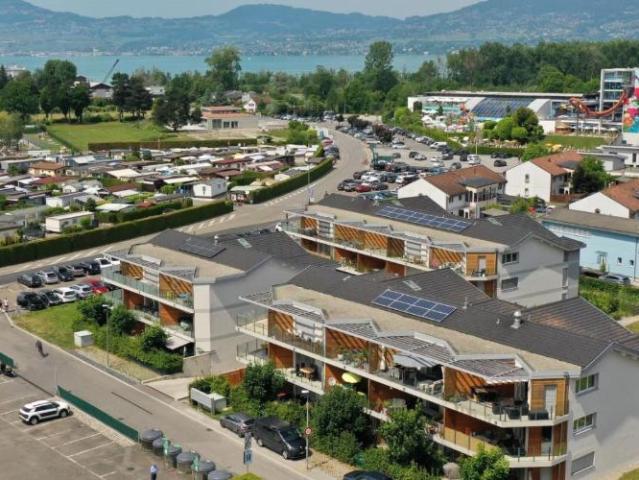 Situé dans un quartier paisible à seulement quelques pas du bord du lac, nous vous proposons un appartement moderne de 4 pièces au 1er étage