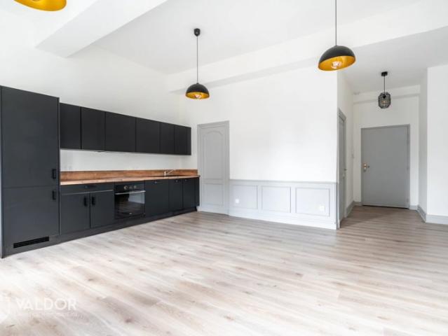 Situé en hypercentre de Villefranche, au deuxième étage d’une petite copropriété pleine de charme