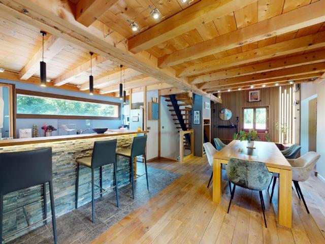 Situé en position dominante à Upper Passy, ce chalet individuel avec piscine bénéficie d'une vue exceptionnelle sur le massif du Mont Blanc et vers les sommets environnants des Aravis