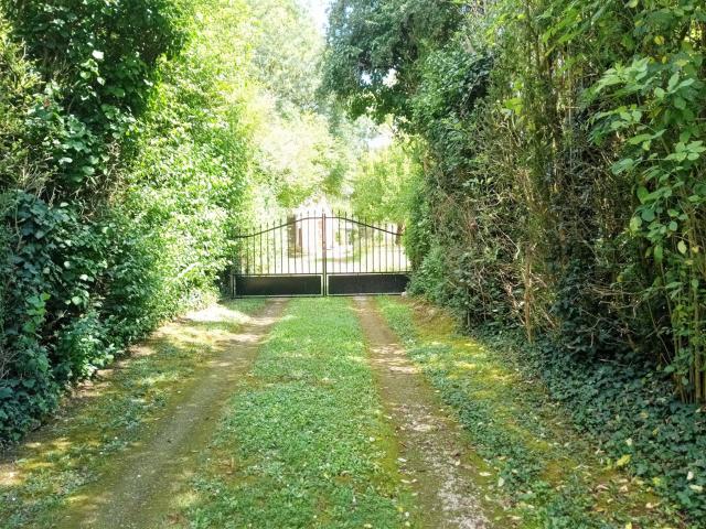 Situé entre Civray et Charroux. Emplacement isolé avec vue s. 148m² Civray