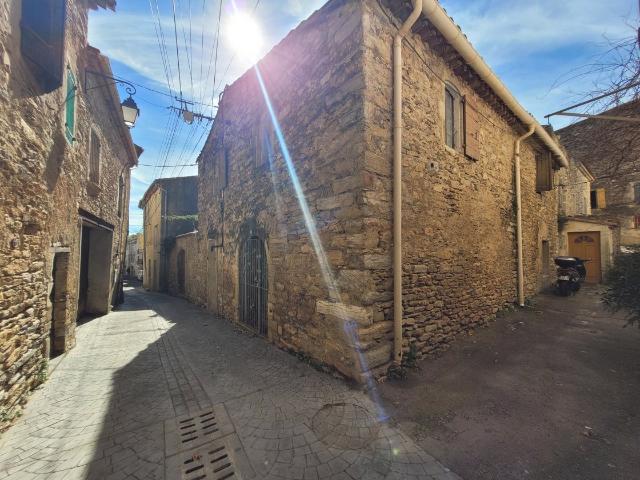 Situe entre mer et montagne, charmant village avec quelques. 177m² Faugères