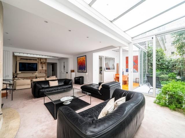 Situé í toute proximité du parc Monceau, cet appartement de. 175m² Levallois Perret