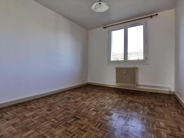 Situé sur la commune d'Aubenas, ce charmant appartement T3 a. 61m² Aubenas
