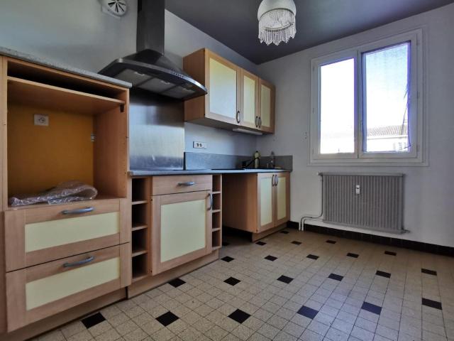 Situé sur la commune d'Aubenas, ce charmant appartement T3 a. 61m² Aubenas