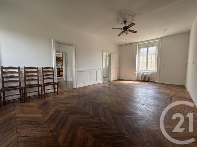 Située à Ciral, à proximité des commerces, cette authentique. 173m² Ciral