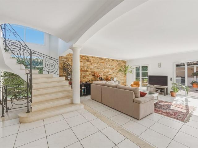Située à moins d?un kilomètre de la frontière genevoise, dan. 430m² Veigy Foncenex