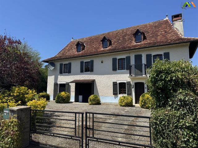 Située à seulement 10 minutes de la charmante cité médiévale. 138m² Sauveterre de Béarn