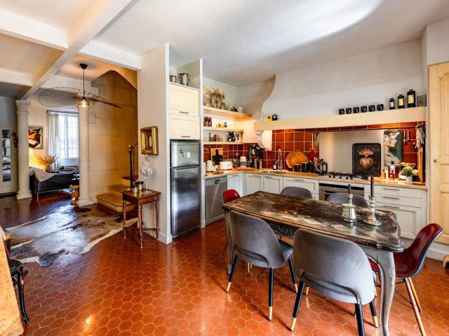 Située au cœur du village de Mouries, cette élégante maison. 197m² Mouriès